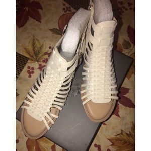 Vince Camuto VC-Kensil Sandals